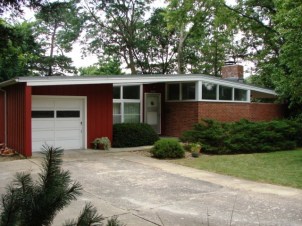 Modern house on Stratford St. before demolition, 2007